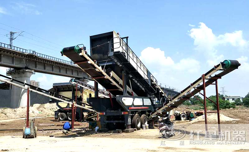 自制移動(dòng)破碎機(jī)現(xiàn)場作業(yè) 自制移動(dòng)破碎機(jī)現(xiàn)場作業(yè)