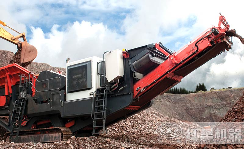 正在工作的移動(dòng)式建筑垃圾粉碎機(jī)