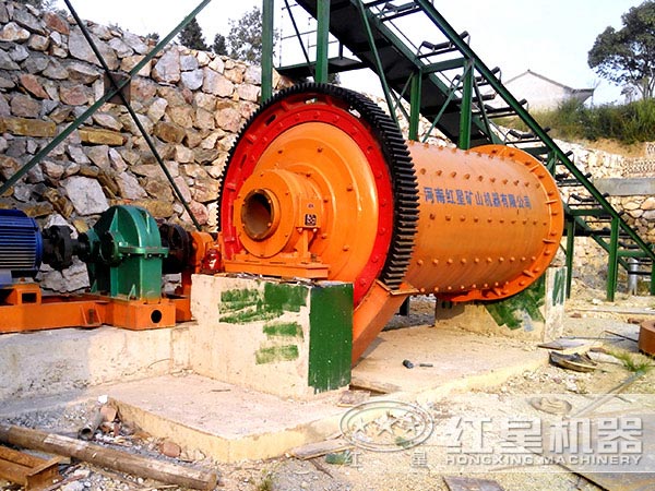 100噸金礦選礦球磨機(jī)作業(yè)現(xiàn)場(chǎng)