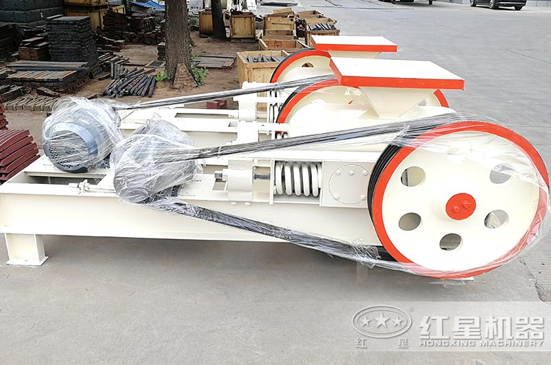 小型對(duì)輥制砂機(jī)實(shí)拍圖 小型對(duì)輥制砂機(jī)實(shí)拍圖