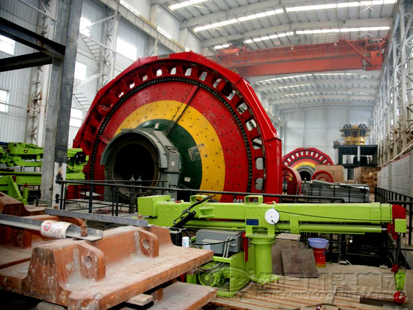 自磨機(jī)現(xiàn)場(chǎng)工作圖