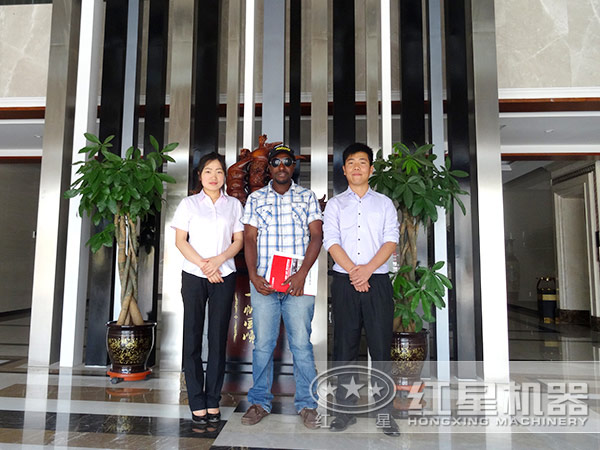 客戶與工作人員合影 客戶與工作人員合影