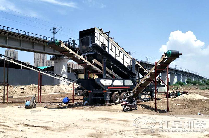 移動打石子搭配的運(yùn)輸篩分裝置展示 移動打石子搭配的運(yùn)輸篩分裝置展示