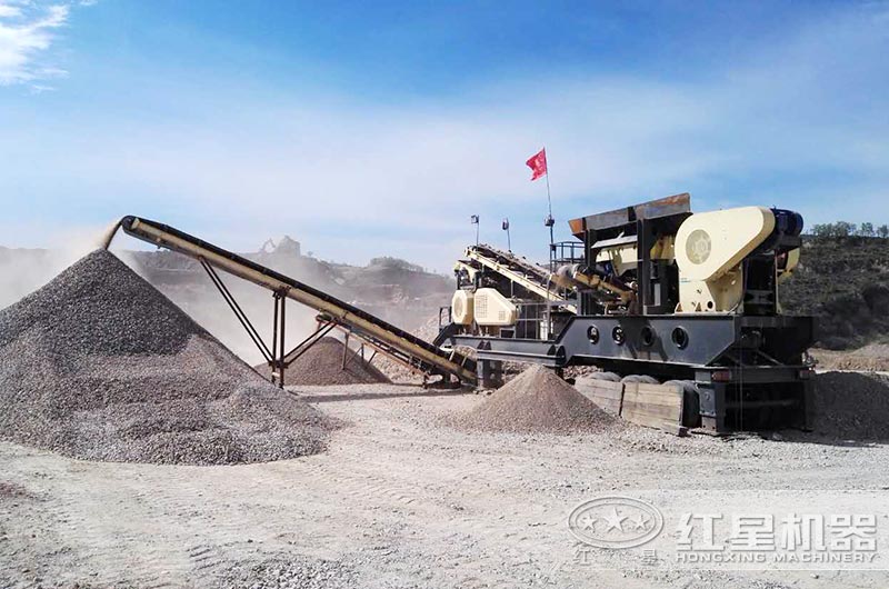 可生產(chǎn)出不同成品粒度的移動打石子機(jī)現(xiàn)場 可生產(chǎn)出不同成品粒度的移動打石子機(jī)現(xiàn)場