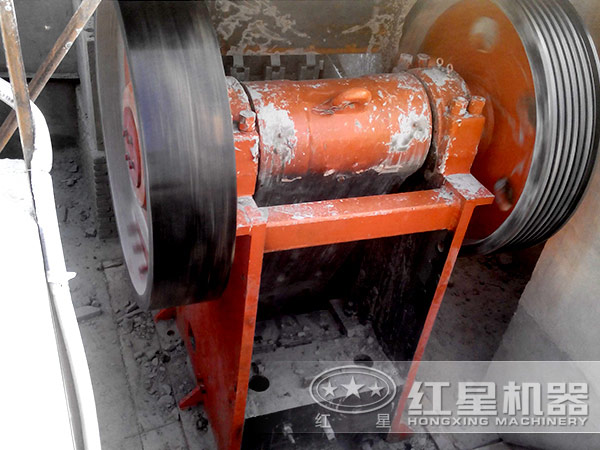 石塊破碎機(jī)現(xiàn)場工作圖