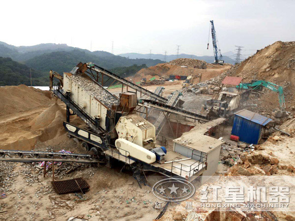 石頭移動破碎機現(xiàn)場工作圖 石頭移動破碎機現(xiàn)場工作圖