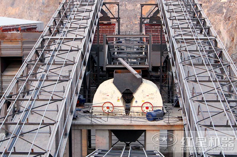 重錘式石頭破碎機(jī)客戶現(xiàn)場(chǎng)展示 重錘式石頭破碎機(jī)客戶現(xiàn)場(chǎng)展示