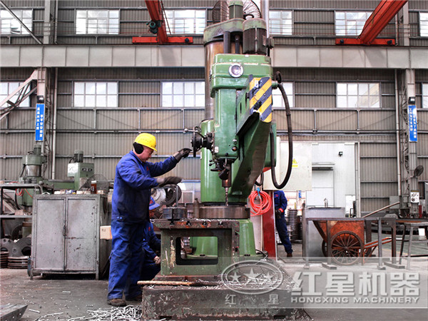 顎式碎石機(jī)的加工鑄造現(xiàn)場 顎式碎石機(jī)的加工鑄造現(xiàn)場