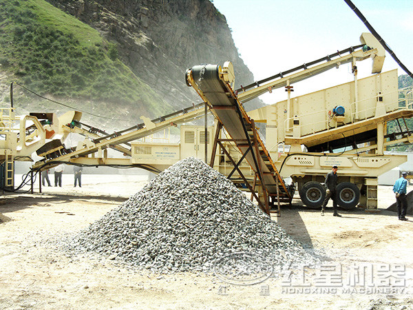 移動(dòng)石頭破石機(jī)現(xiàn)場(chǎng)作業(yè)圖 移動(dòng)石頭破石機(jī)現(xiàn)場(chǎng)作業(yè)圖