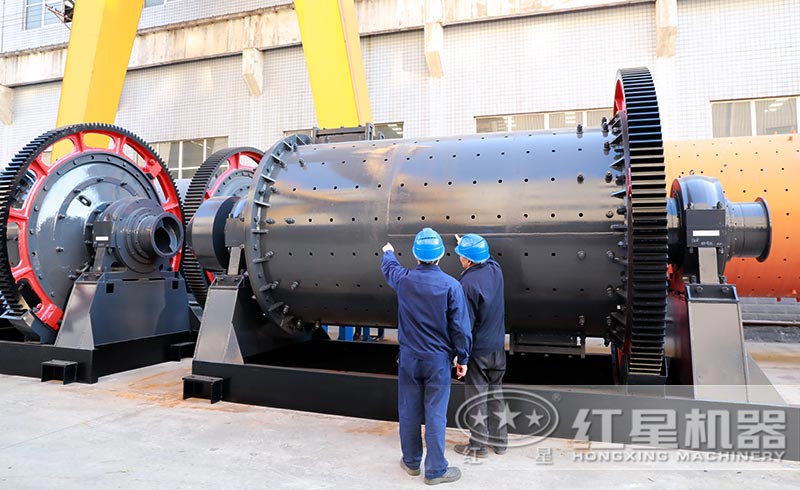 球磨機專業(yè)技術人員對球磨機進行檢驗 球磨機專業(yè)技術人員對球磨機進行檢驗