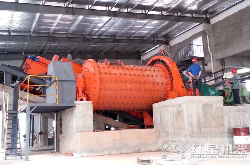 濕式球磨機(jī)的現(xiàn)場作業(yè)圖 濕式球磨機(jī)的現(xiàn)場作業(yè)圖