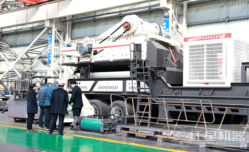 用戶參觀紅星2000噸移動打石機(jī)設(shè)備 用戶參觀紅星2000噸移動打石機(jī)設(shè)備