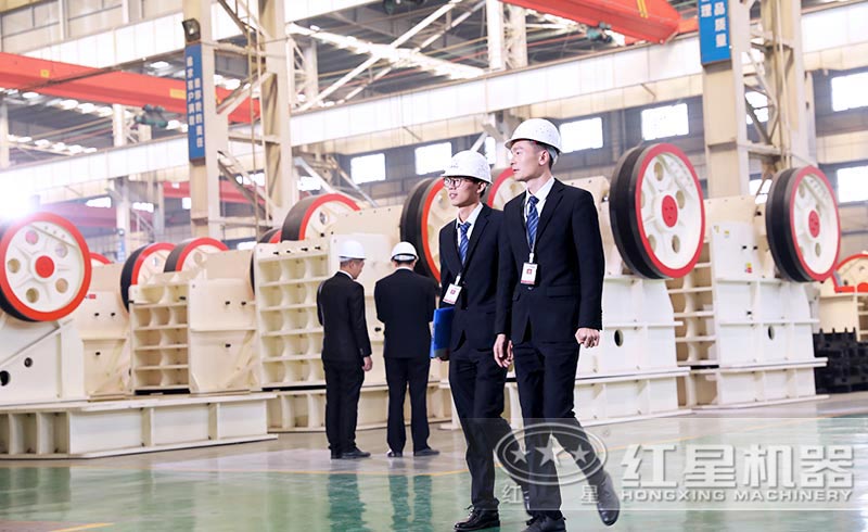 用戶參觀紅星機(jī)器顎式破碎機(jī) 用戶參觀紅星機(jī)器顎式破碎機(jī)