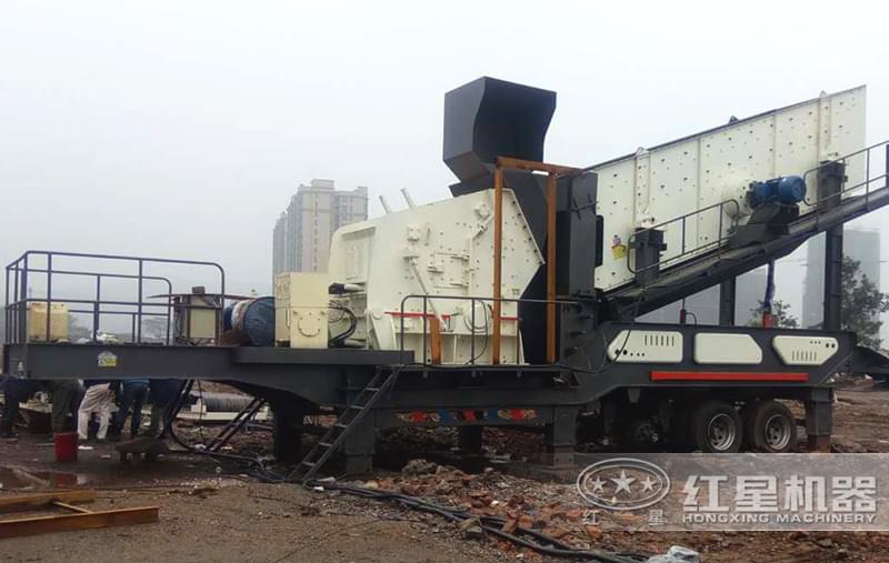 時產(chǎn)200方車載混凝土砂石粉碎機(jī)作業(yè)現(xiàn)場 時產(chǎn)200方車載混凝土砂石粉碎機(jī)作業(yè)現(xiàn)場