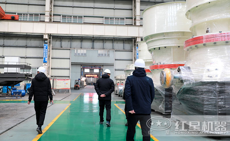 客戶參觀紅星粉碎機(jī)生產(chǎn)車(chē)間 客戶參觀紅星粉碎機(jī)生產(chǎn)車(chē)間