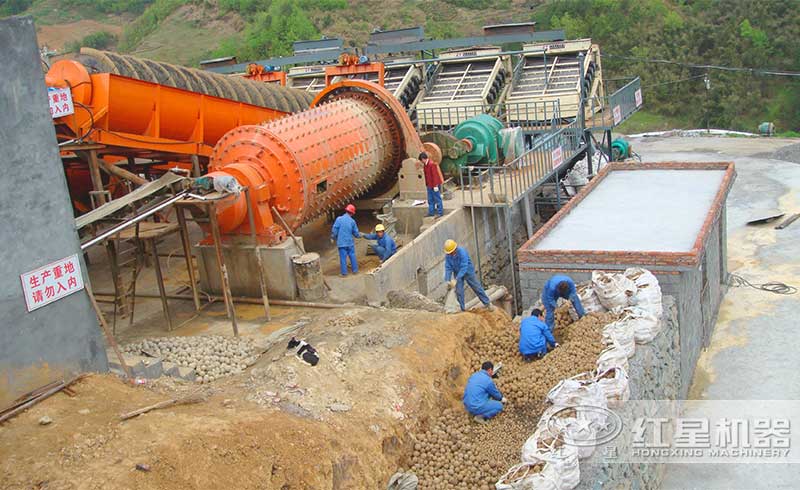 小型球磨機(jī)作業(yè)現(xiàn)場(chǎng) 小型球磨機(jī)作業(yè)現(xiàn)場(chǎng)