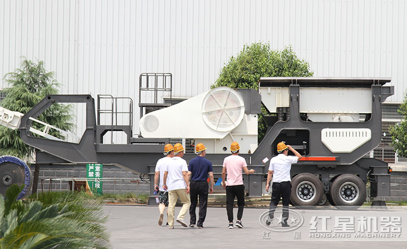 用戶(hù)在紅星機(jī)器廠區(qū)參觀車(chē)載流動(dòng)磨沙機(jī) 用戶(hù)在紅星機(jī)器廠區(qū)參觀車(chē)載流動(dòng)磨沙機(jī)