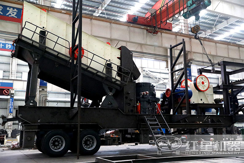 紅星機(jī)器柴油發(fā)動機(jī)移動破碎站車間作業(yè)現(xiàn)場