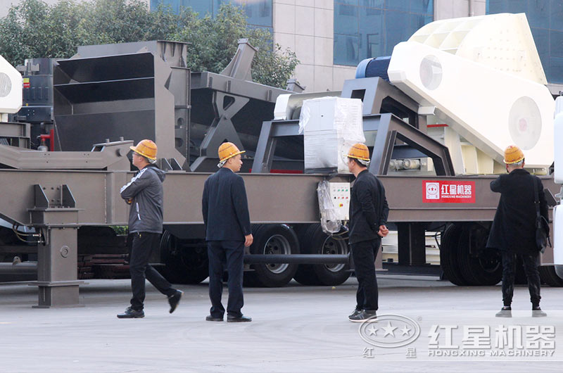 用戶參觀移動(dòng)式小型石子破碎機(jī) 用戶參觀移動(dòng)式小型石子破碎機(jī)