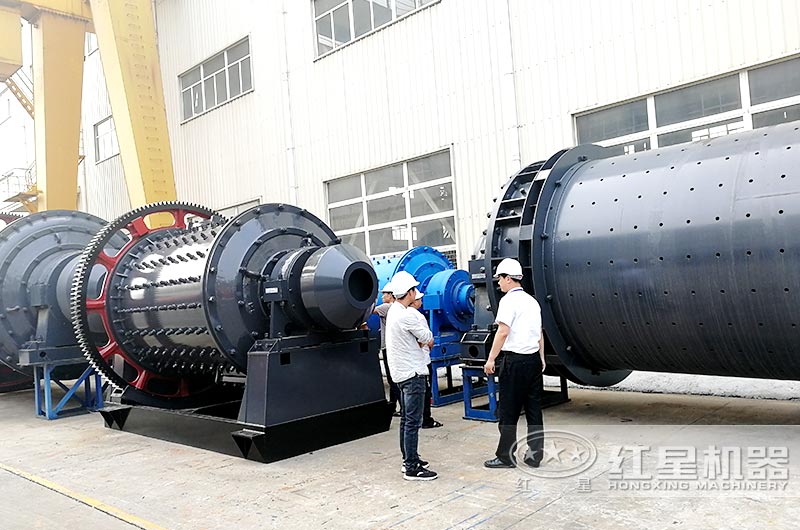 用戶到廠考察小型球磨機(jī) 用戶到廠考察小型球磨機(jī)