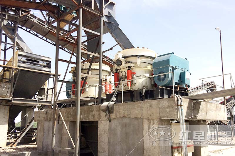 鵝卵石破碎生產(chǎn)線中的圓錐式破碎機(jī)