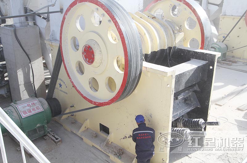 鵝卵石破碎生產(chǎn)線中的顎式破碎機(jī)