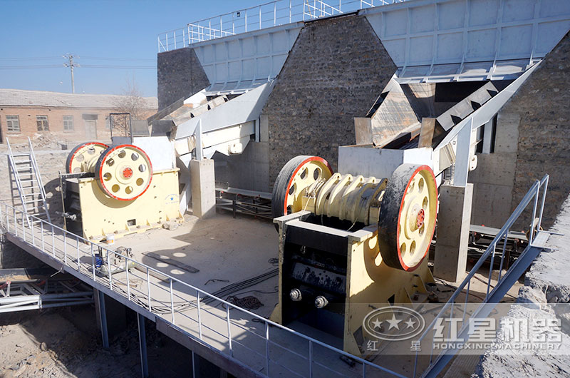 600×900顎式破碎機(jī)作業(yè)現(xiàn)場(chǎng) 600×900顎式破碎機(jī)作業(yè)現(xiàn)場(chǎng)