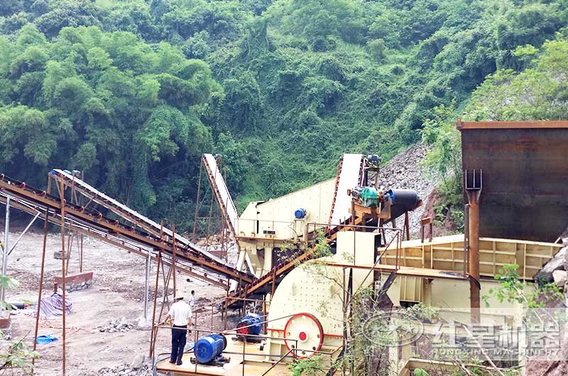 錘式破碎機(jī)現(xiàn)場 錘式破碎機(jī)現(xiàn)場