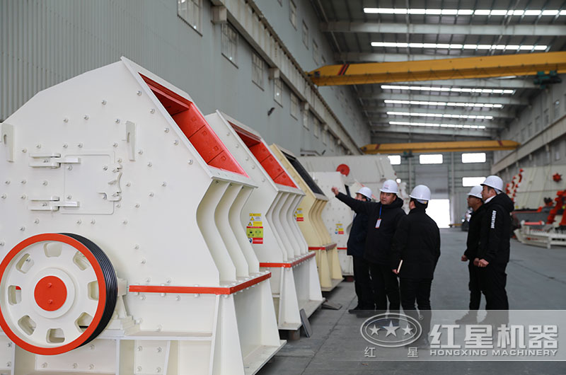 客戶來紅星機器錘式制砂機車間考察