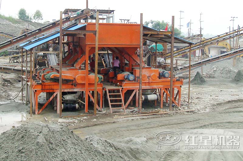 小型制沙場(chǎng)作業(yè)現(xiàn)場(chǎng) 小型制沙場(chǎng)作業(yè)現(xiàn)場(chǎng)