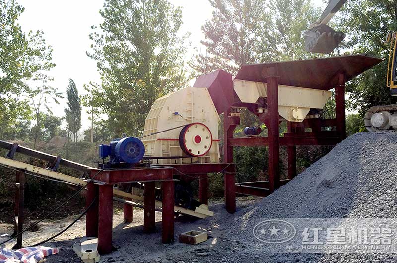 小型碎石機(jī)作業(yè)現(xiàn)場 小型碎石機(jī)作業(yè)現(xiàn)場