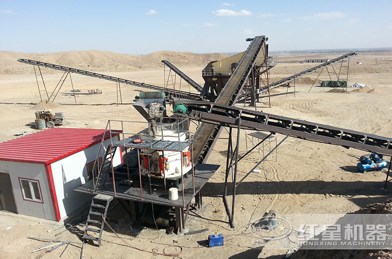 時(shí)產(chǎn)100噸石料的圓錐破生產(chǎn)現(xiàn)場 時(shí)產(chǎn)100噸石料的圓錐破生產(chǎn)現(xiàn)場