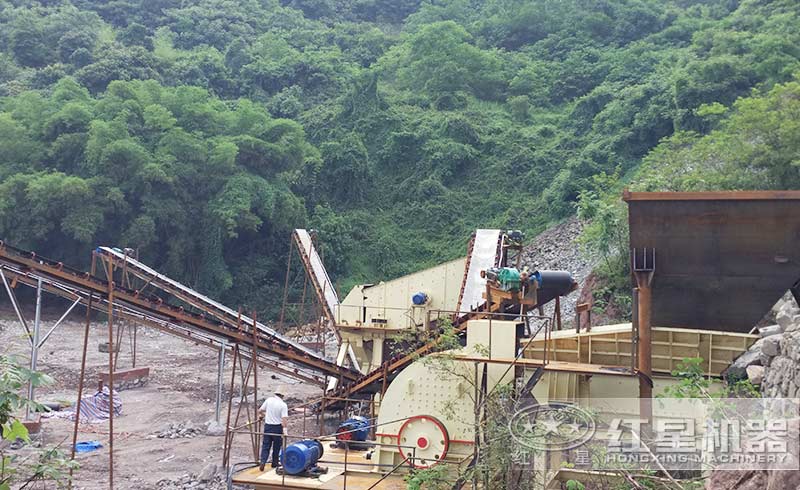 錘式破碎機生產(chǎn)現(xiàn)場 錘式破碎機生產(chǎn)現(xiàn)場