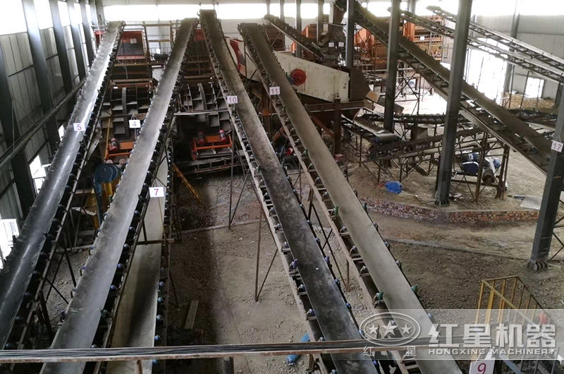 皮帶運輸機連接整個制砂現(xiàn)場 皮帶運輸機連接整個制砂現(xiàn)場