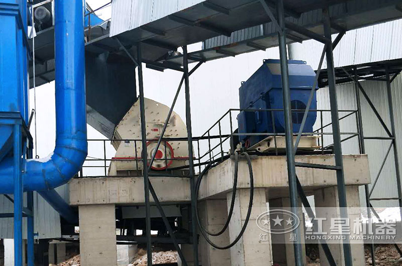 重錘破作業(yè)現(xiàn)場電機(jī)距離主機(jī)不遠(yuǎn) 重錘破作業(yè)現(xiàn)場電機(jī)距離主機(jī)不遠(yuǎn)