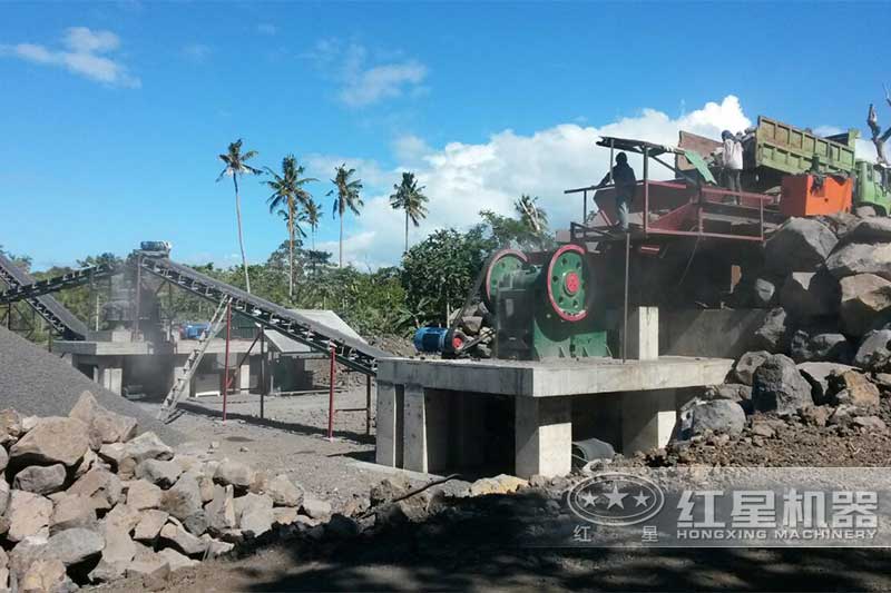玄武巖顎式破碎機作業(yè)現(xiàn)場