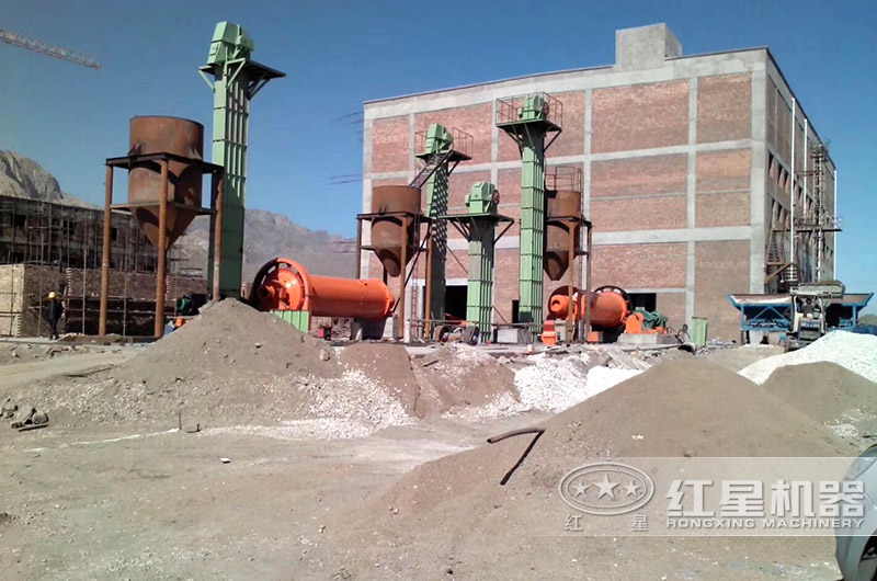 球磨機(jī)磨粉現(xiàn)場(chǎng) 球磨機(jī)磨粉現(xiàn)場(chǎng)