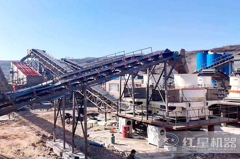 時產(chǎn)800噸石料生產(chǎn)線現(xiàn)場圖，圓錐破+制砂機破碎硬巖