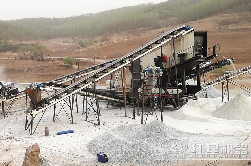 移動(dòng)石頭破碎機(jī)生產(chǎn)現(xiàn)場(chǎng)