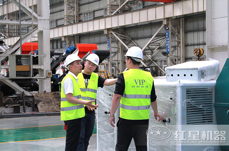 客戶(hù)到車(chē)間近距離考察設(shè)備 客戶(hù)到車(chē)間近距離考察設(shè)備